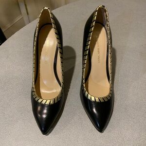 Carmen Marc Valvo Black/Gold Leather Pumps sz 8.5